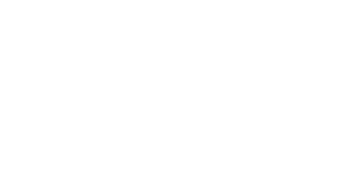 水槽で殺菌・浄化された牡蠣は、打ち娘さんの手でひとつずつ丁寧にむかれていきます。「うちの社長がプライドをかけて育てた立派な牡蠣。きれいな姿のまま食べてもらえるよう、心を込めて打っています」熟練の打ち娘はその技、その思いを若い打ち娘にも継承すべく熱心に指導します。